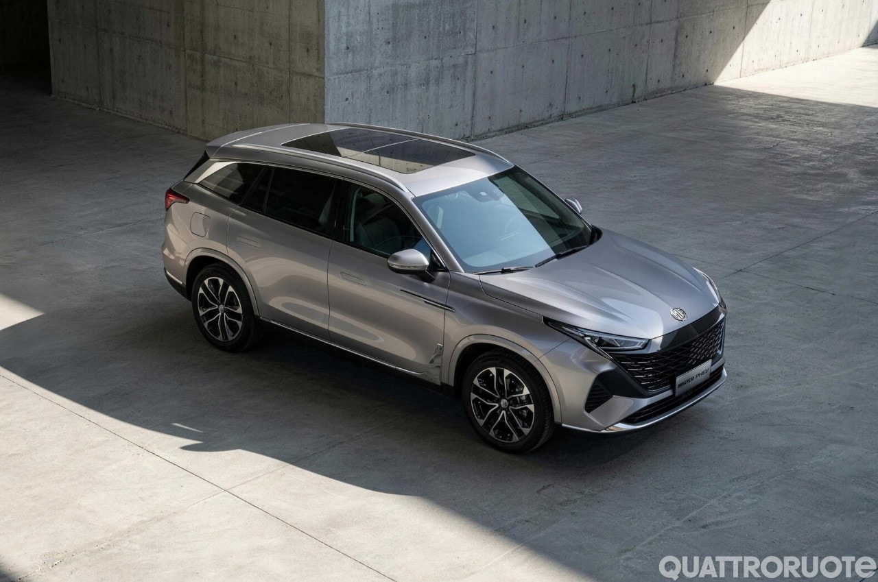 MGS9, la prima SUV a 7 posti MG è un’ibrida plug-in: debutta nel Regno Unito sotto i 40.000 euro