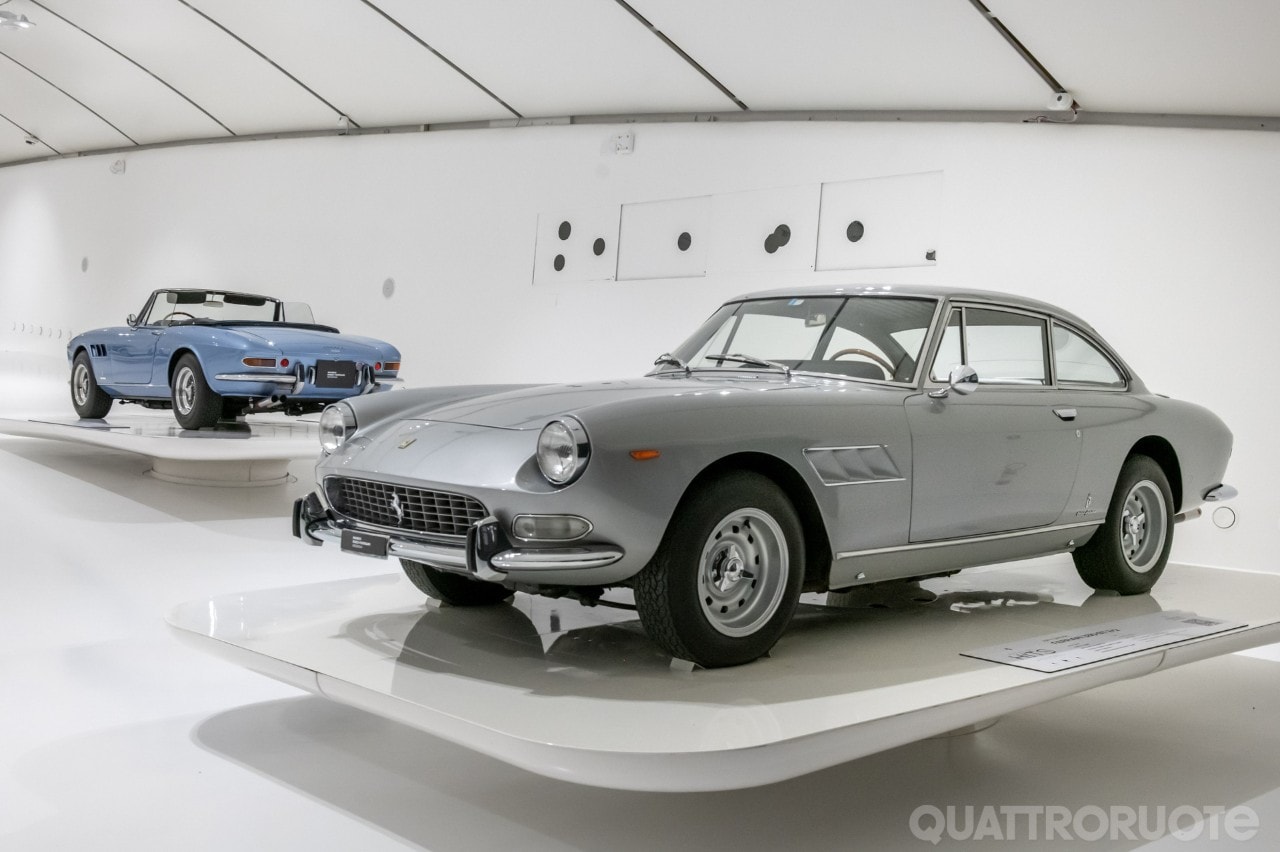 Pop, rock e supercar: il Museo Enzo Ferrari celebra le "Rosse" dei grandi musicisti