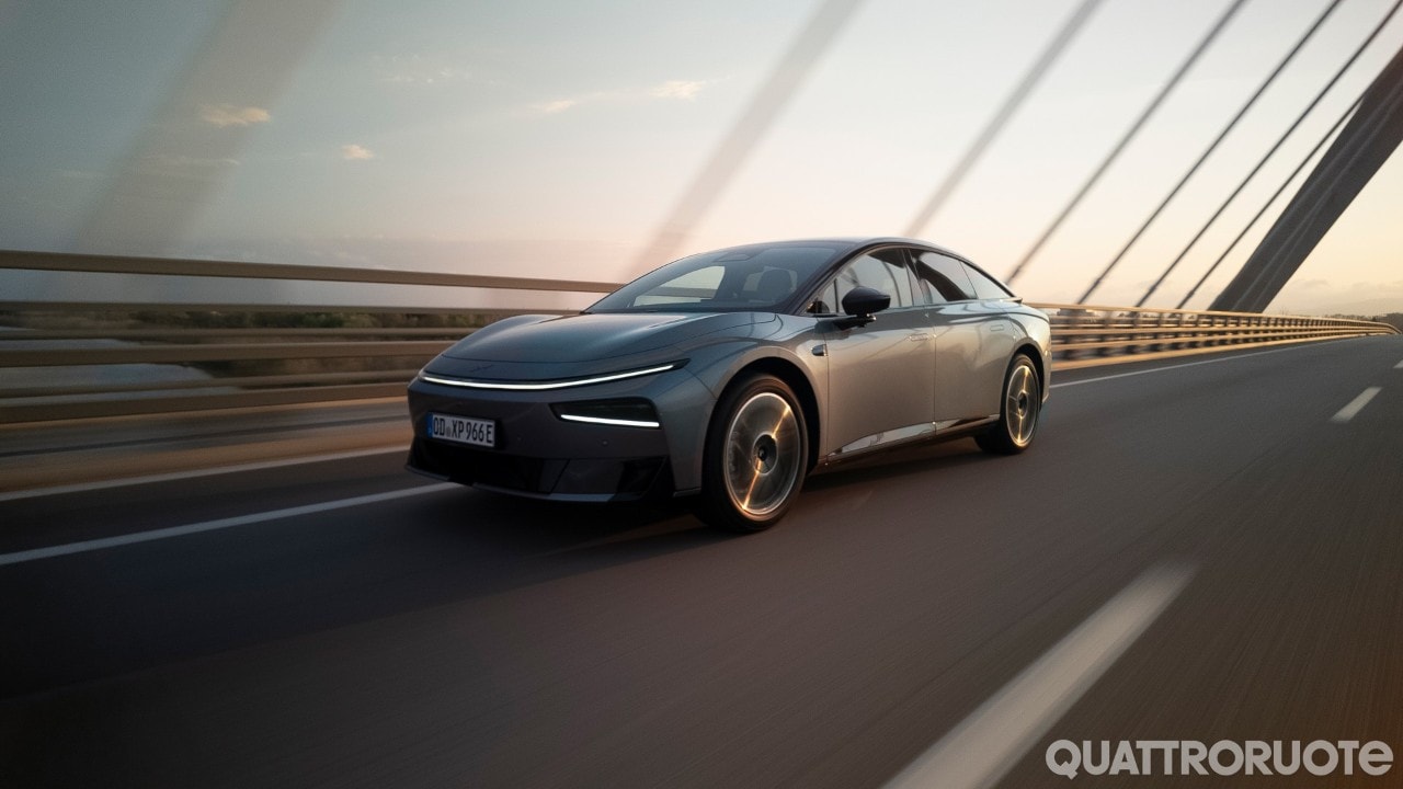 Xpeng P7+, creata dall’IA: come va e quanto costa l’elettrica che sfida Audi, BMW e Mercedes
