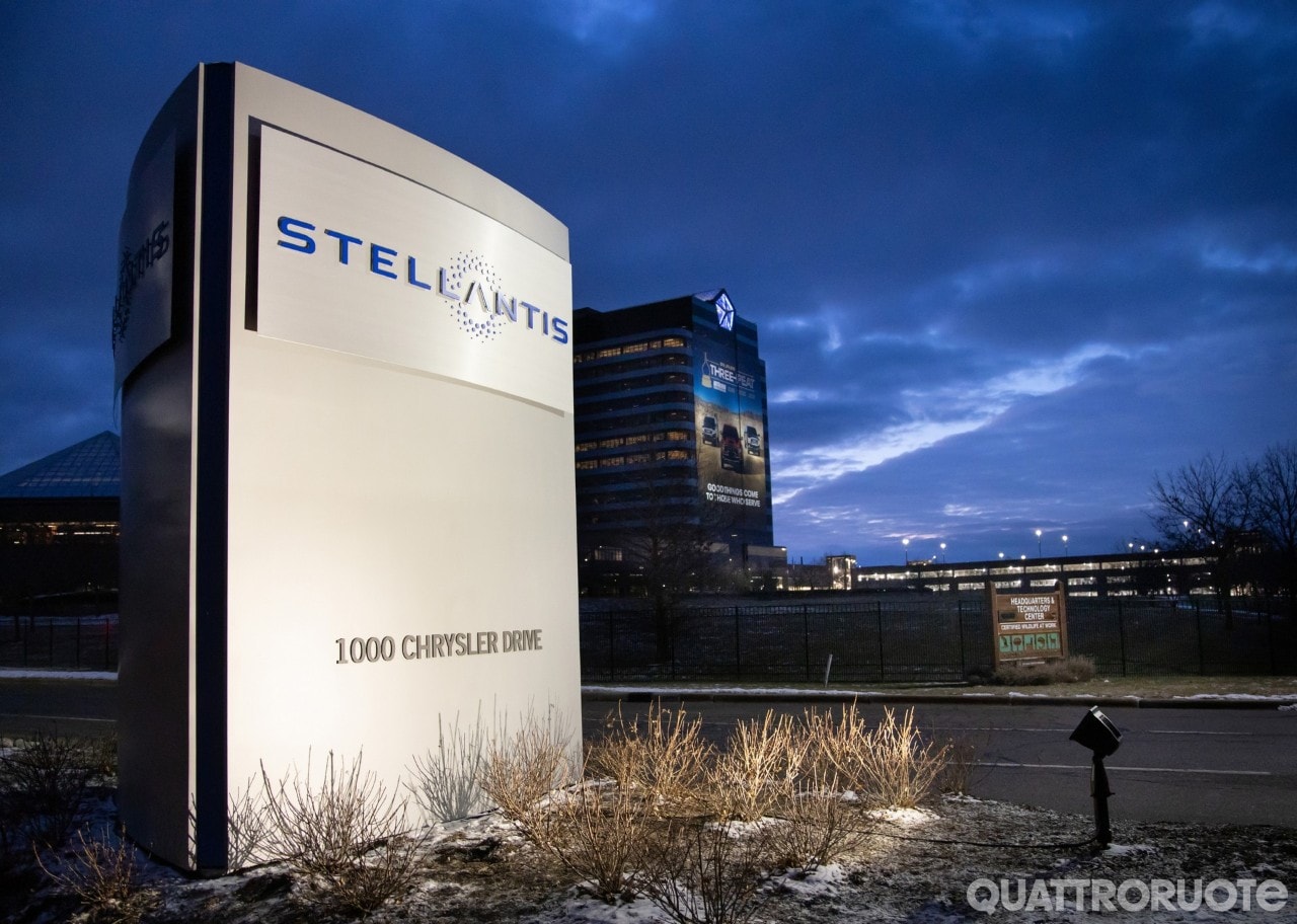 Stellantis accelera sulla produzione con AI e gemelli digitali: partnership con Accenture e Nvidia
