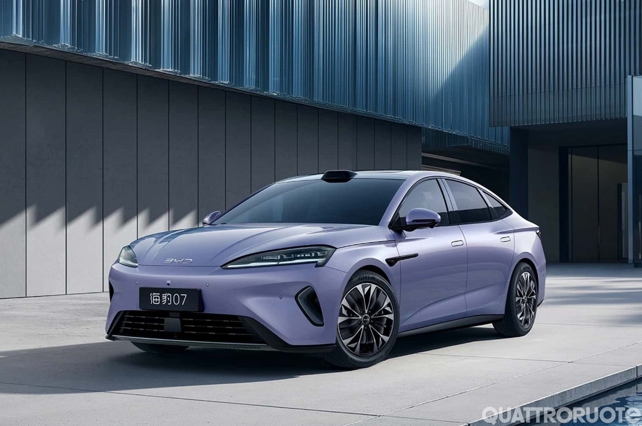 Cina, arriva l’anti Tesla Model 3: la nuova BYD Seal 07 ricarica 600 km in meno di 9 minuti